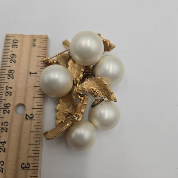 Vintage Cream Faux Pearl Grape Cluster Goldtone Brooch/Pin Articulated 1950s - Picture 5 of 5